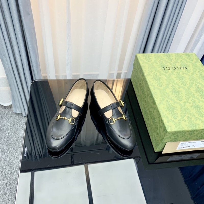 G*u*i flat shoes